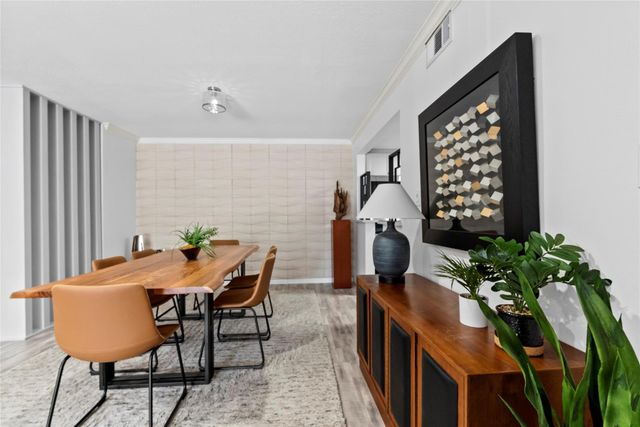 604 S Ripple Creek Drive 604, Houston, TX 77057