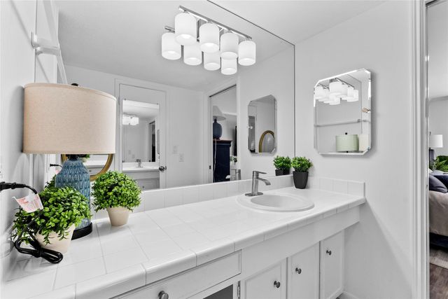 604 S Ripple Creek Drive 604, Houston, TX 77057