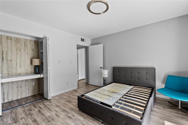 604 S Ripple Creek Drive 604, Houston, TX 77057