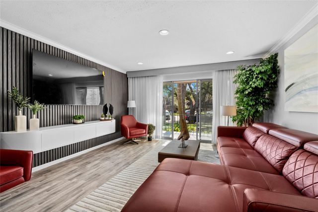 604 S Ripple Creek Drive 604, Houston, TX 77057