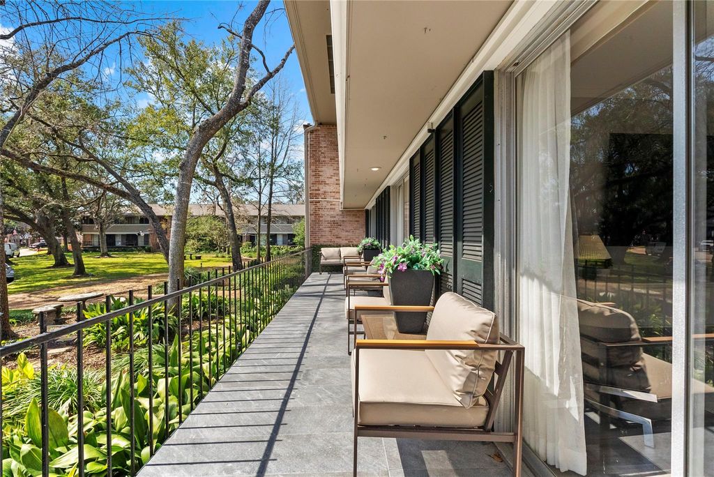 604 S Ripple Creek Drive 604, Houston, TX 77057