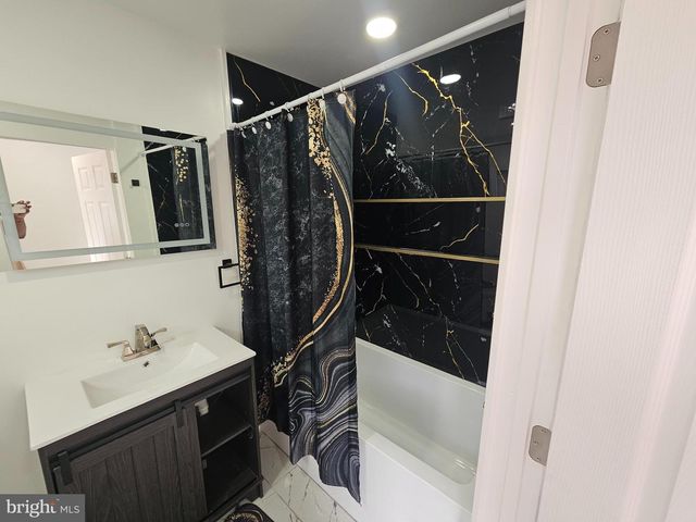 33 CHAMBERS ST, Trenton, NJ 08609