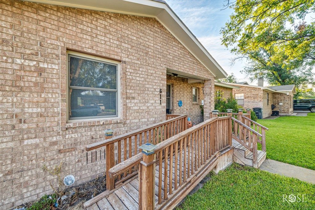 Image 6 of property listing at 611 Allen Dr, Sonora, TX 76950