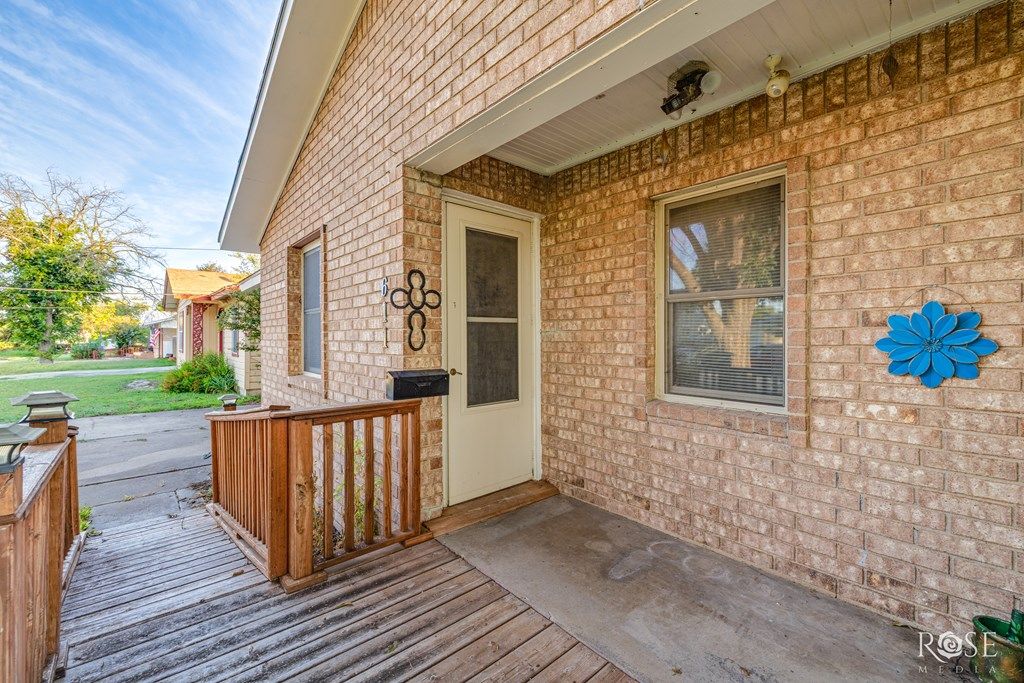 Image 7 of property listing at 611 Allen Dr, Sonora, TX 76950