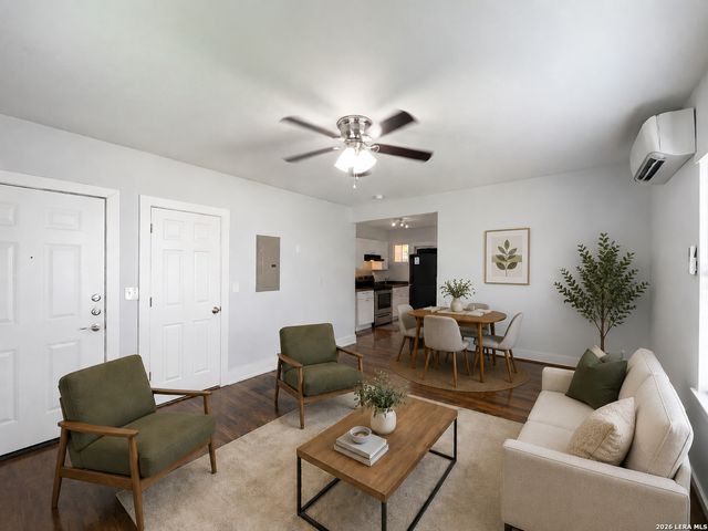 1020 W French Pl Apt 2, San Antonio, TX 78212