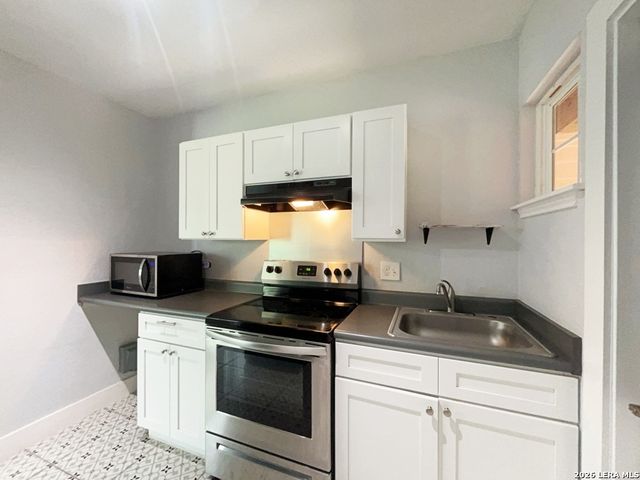 1020 W French Pl Apt 2, San Antonio, TX 78212