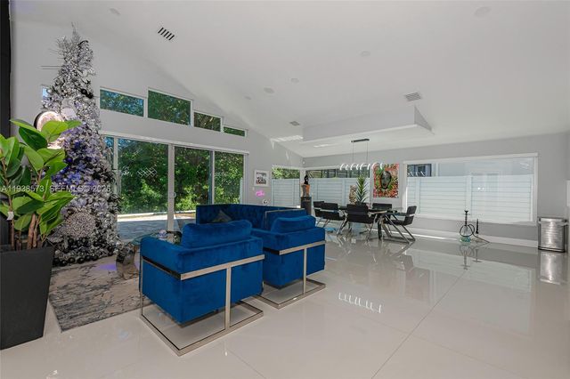 15221 N Laurel Ln N, Pembroke Pines, FL 33027