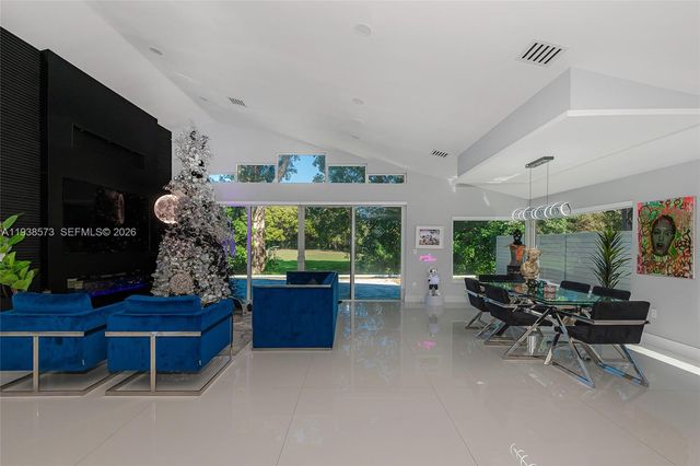 15221 N Laurel Ln N, Pembroke Pines, FL 33027