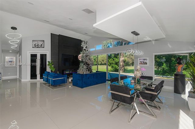 15221 N Laurel Ln N, Pembroke Pines, FL 33027