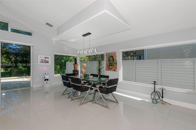 15221 N Laurel Ln N, Pembroke Pines, FL 33027