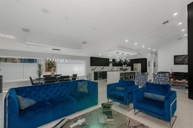 15221 N Laurel Ln N, Pembroke Pines, FL 33027