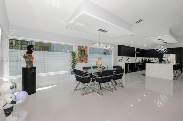 15221 N Laurel Ln N, Pembroke Pines, FL 33027