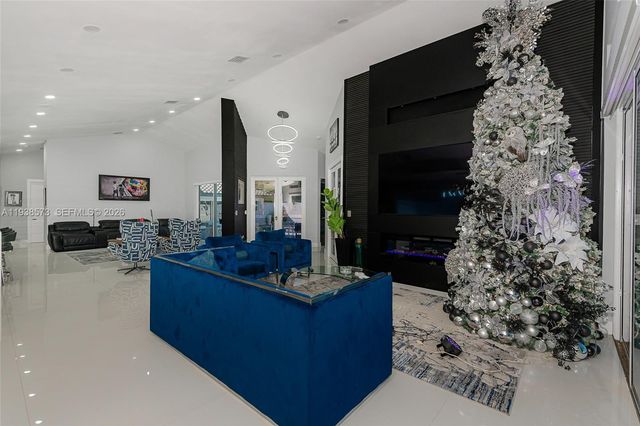 15221 N Laurel Ln N, Pembroke Pines, FL 33027