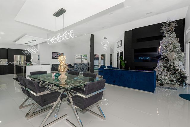 15221 N Laurel Ln N, Pembroke Pines, FL 33027