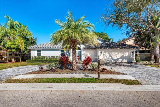 15221 N Laurel Ln N, Pembroke Pines, FL 33027