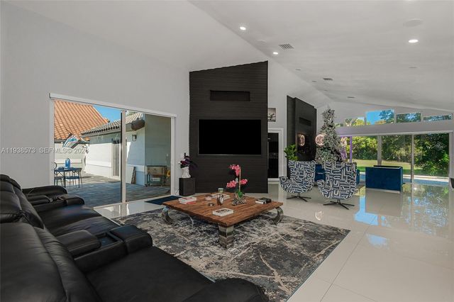 15221 N Laurel Ln N, Pembroke Pines, FL 33027