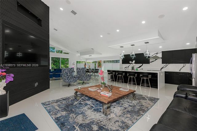 15221 N Laurel Ln N, Pembroke Pines, FL 33027