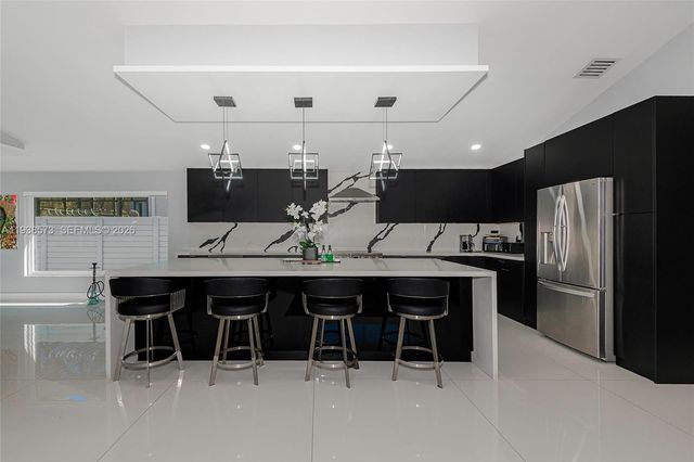 15221 N Laurel Ln N, Pembroke Pines, FL 33027