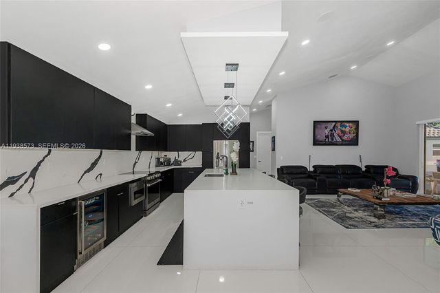 15221 N Laurel Ln N, Pembroke Pines, FL 33027