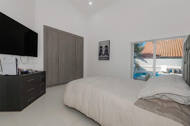 15221 N Laurel Ln N, Pembroke Pines, FL 33027