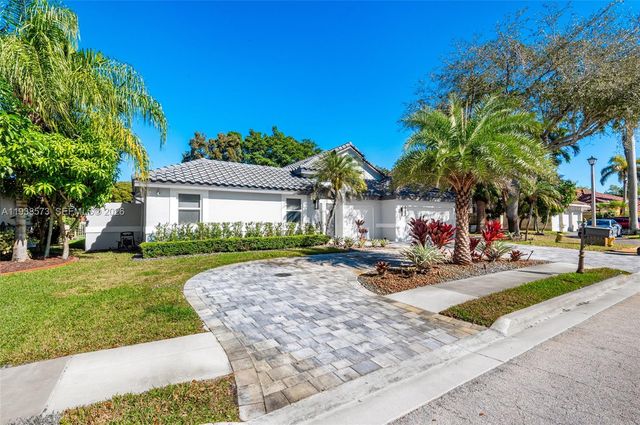 15221 N Laurel Ln N, Pembroke Pines, FL 33027