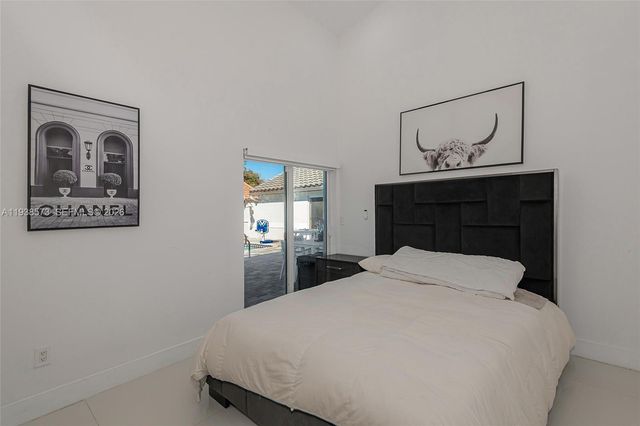 15221 N Laurel Ln N, Pembroke Pines, FL 33027