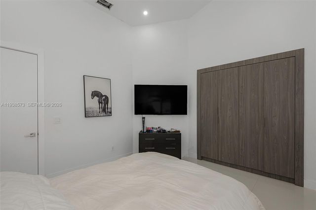 15221 N Laurel Ln N, Pembroke Pines, FL 33027