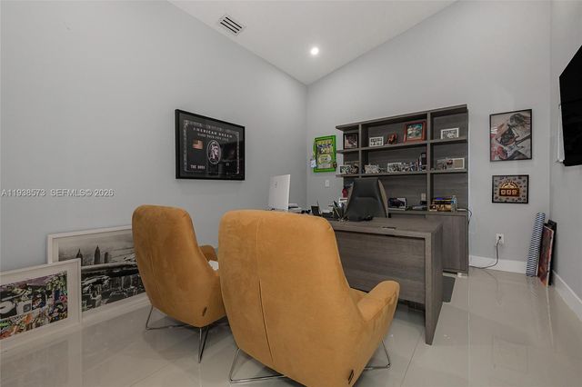 15221 N Laurel Ln N, Pembroke Pines, FL 33027