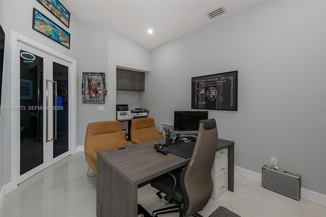 15221 N Laurel Ln N, Pembroke Pines, FL 33027