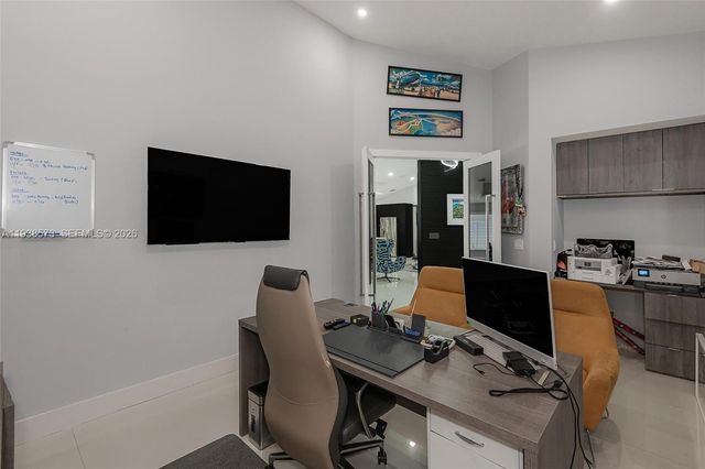 15221 N Laurel Ln N, Pembroke Pines, FL 33027