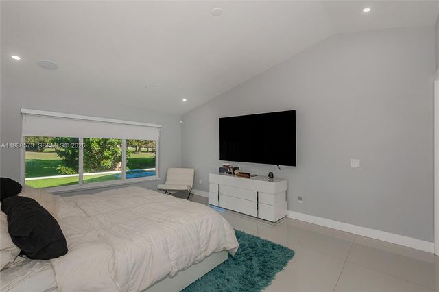 15221 N Laurel Ln N, Pembroke Pines, FL 33027