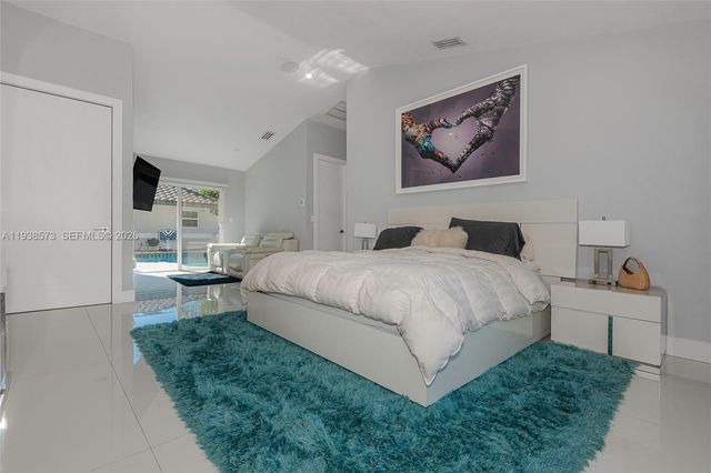 15221 N Laurel Ln N, Pembroke Pines, FL 33027