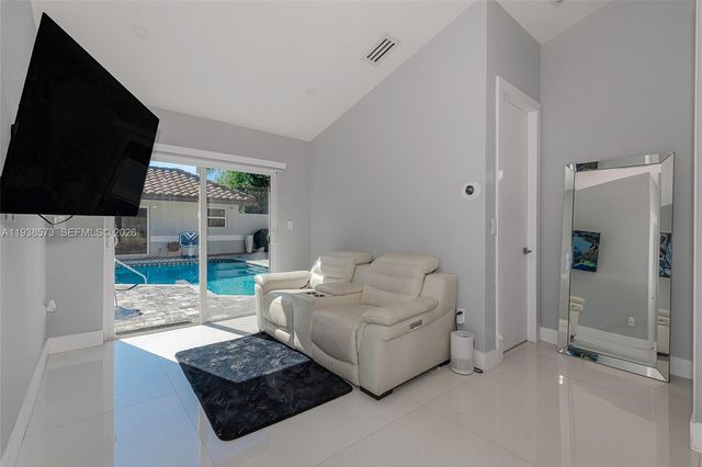 15221 N Laurel Ln N, Pembroke Pines, FL 33027