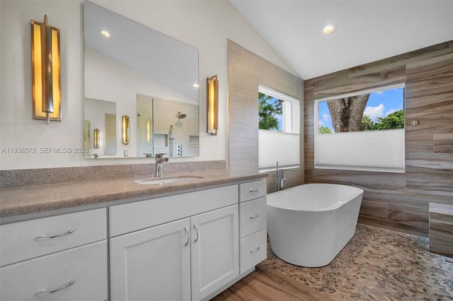 15221 N Laurel Ln N, Pembroke Pines, FL 33027