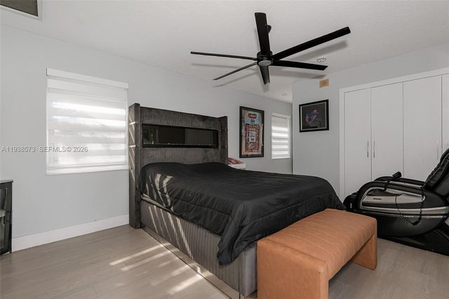 15221 N Laurel Ln N, Pembroke Pines, FL 33027