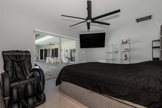 15221 N Laurel Ln N, Pembroke Pines, FL 33027