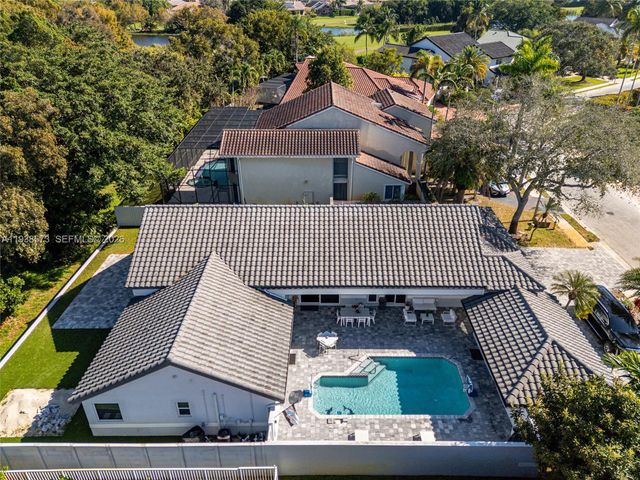 15221 N Laurel Ln N, Pembroke Pines, FL 33027