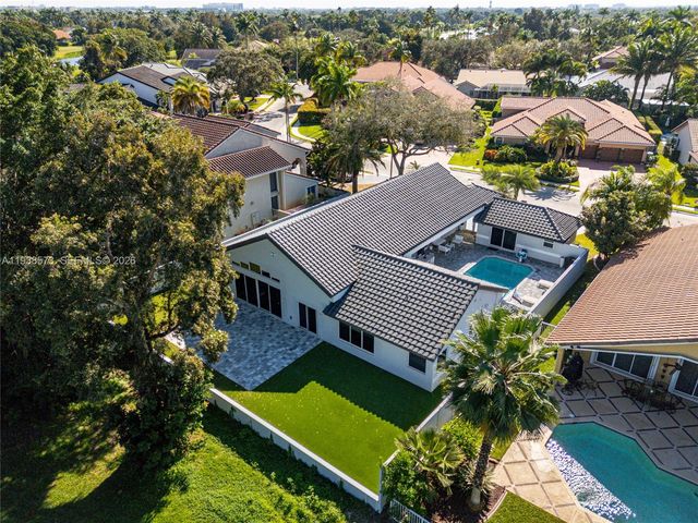 15221 N Laurel Ln N, Pembroke Pines, FL 33027