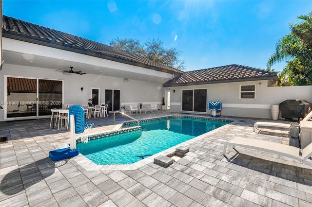 15221 N Laurel Ln N, Pembroke Pines, FL 33027