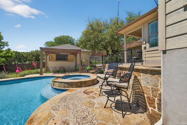 9514 Potters Pt, Helotes, TX 78023