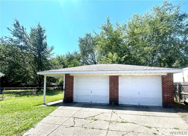 11 Covington Drive, West Seneca, NY 14220