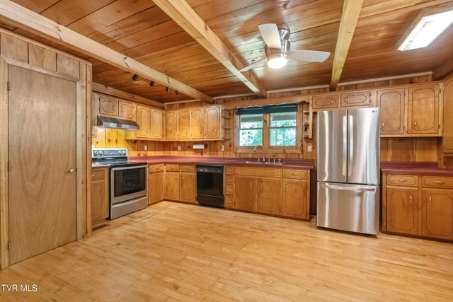 390 Fiddlers Branch Road, Hampton, TN 37658