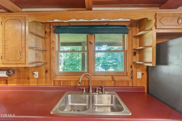 390 Fiddlers Branch Road, Hampton, TN 37658