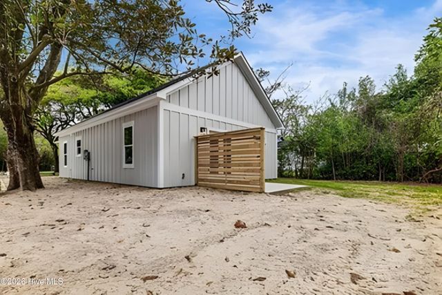 1025 S 41st Street, Wilmington, NC 28403
