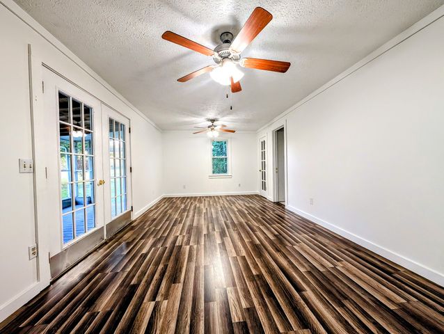 637 N Robinson Rd, Centerville, TN 37033