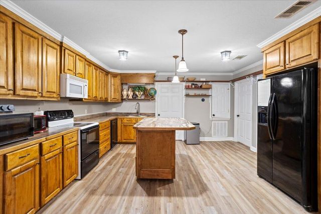 99 Poplar Dr., Hattiesburg, MS 39402