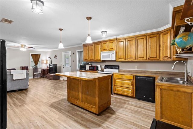99 Poplar Dr., Hattiesburg, MS 39402