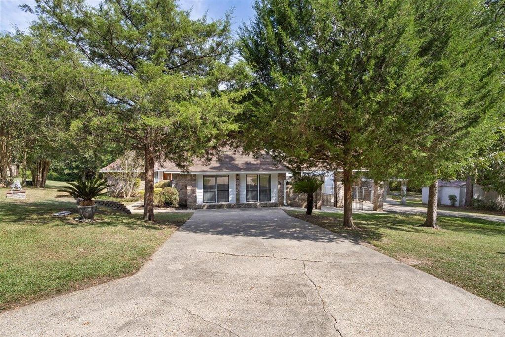 99 Poplar Dr., Hattiesburg, MS 39402