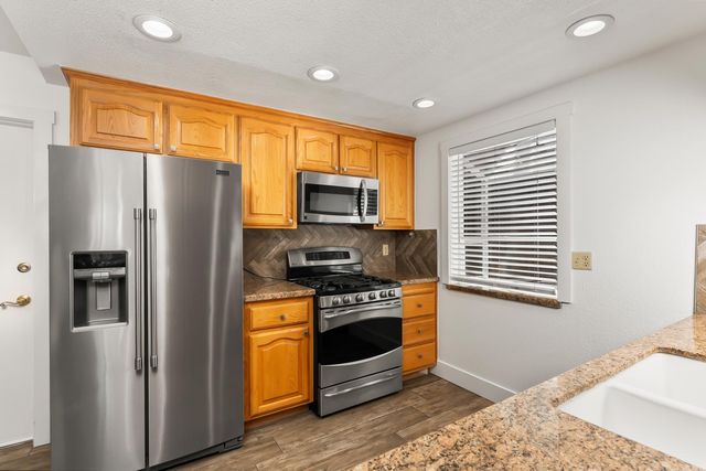 1520 Crestmont Oak Dr, Roseville, CA 95661