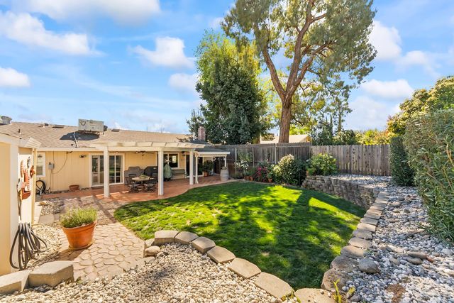 1520 Crestmont Oak Dr, Roseville, CA 95661